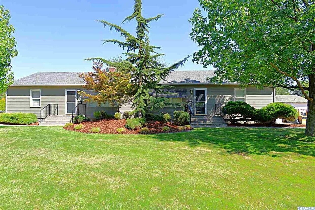 Foto principal - Charming Richland Home with Spacious Layou...