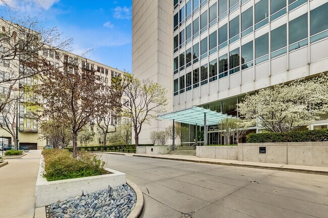 Foto del edificio - 500 W Superior St