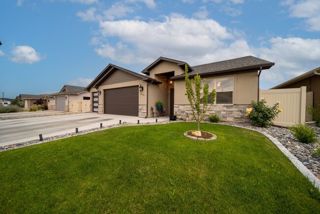 Building Photo - TWO WEEKS FREE RENT!