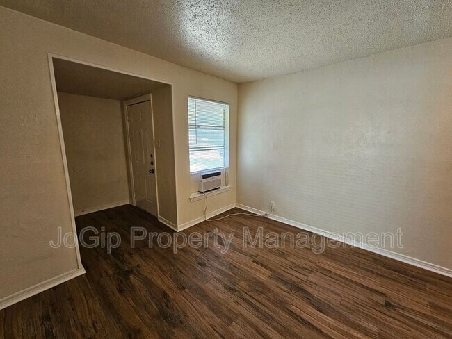 Foto del edificio - 6540 Hollis Ave