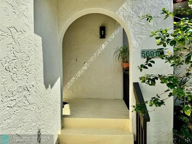 Building Photo - 5691 Fox Hollow Dr