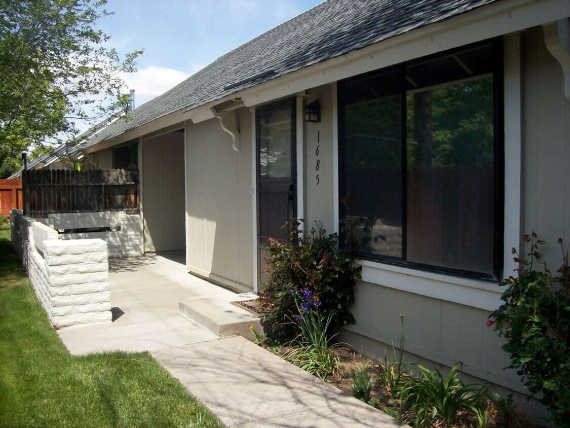 Primary Photo - Quiet Condo for Rent