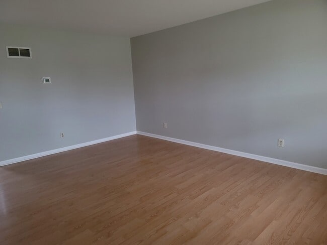 Building Photo - 112 Colonial Pkwy