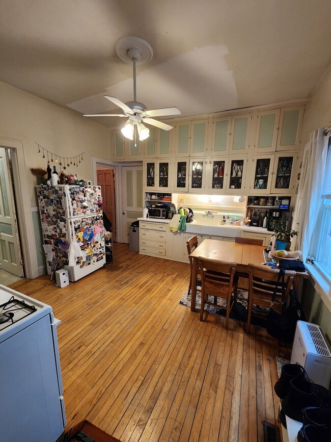 kitchen - 1549A N Warren Ave