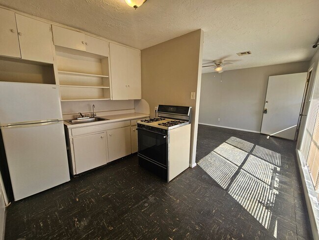 Building Photo - (2) Bed/(1) Bath Duplex! Great Campus Loca...