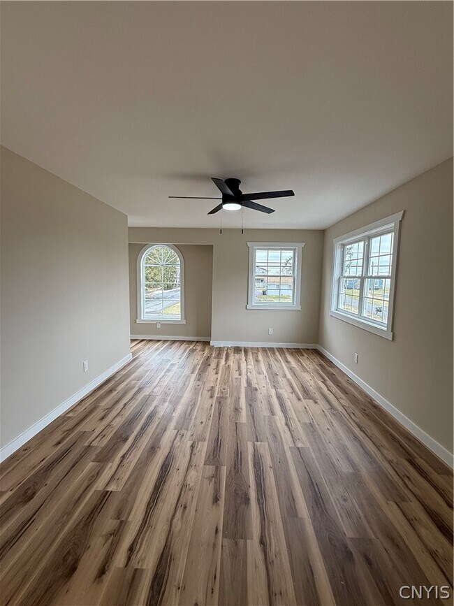 Foto del edificio - 6996 Lakeshore Rd