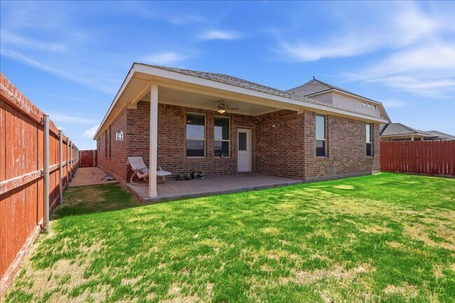 Building Photo - Like New Home
