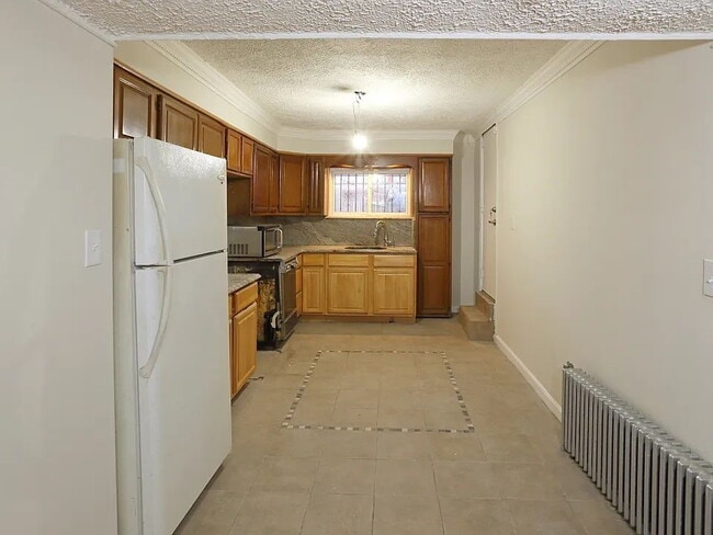 Building Photo - "Charming 2-Bed, 2-Bath Haven in the Heart of Brooklyn!"