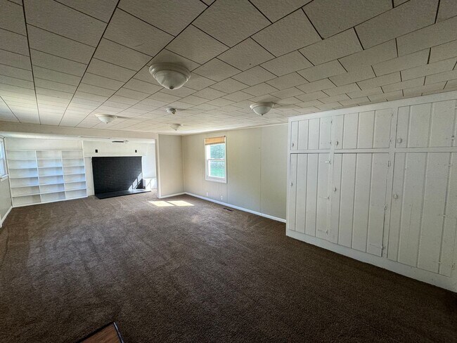 Foto del edificio - Spacious 3-Bedroom, 1-Bathroom Home with Pole Building – $1,525/Month