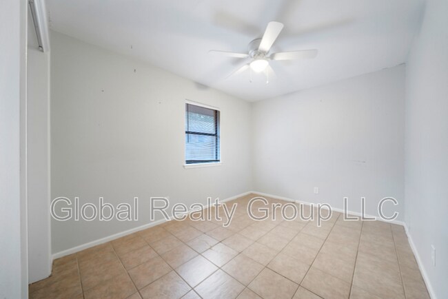 Building Photo - 940 Hayselton Ave