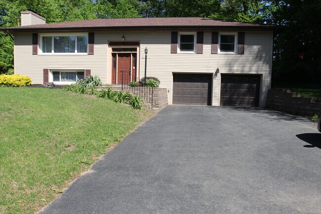 Foto del edificio - 73 Birchwood Ln