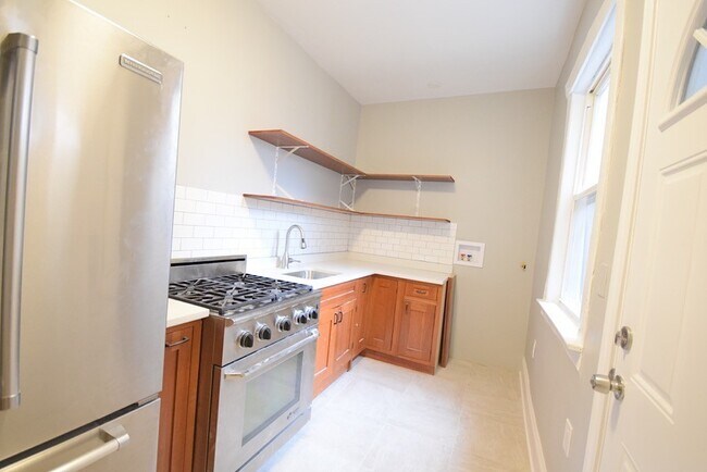 Foto del edificio - 3458 W Irving Park Rd