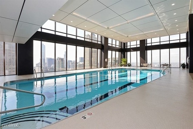 Building Photo - 1 br, 1 bath Condo - 230 E Delaware Pl