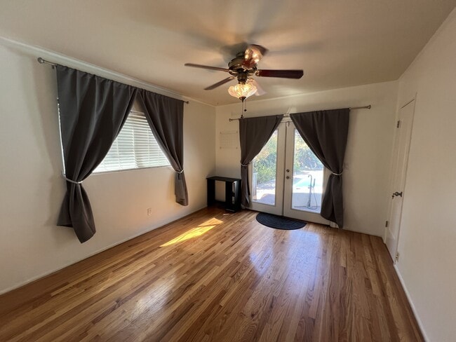 Foto del edificio - 2539 Drake St