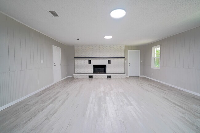 Building Photo - 806 E Verbena Ave
