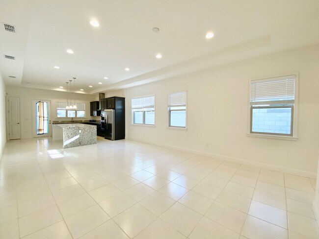 Building Photo - Beautiful brand new house in Eagle Creek c...