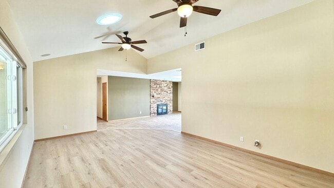 Building Photo - Amazing Location & Sprawling Country Livin...