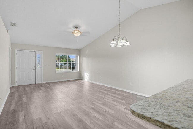 Foto del edificio - Popular Palm Harbor location