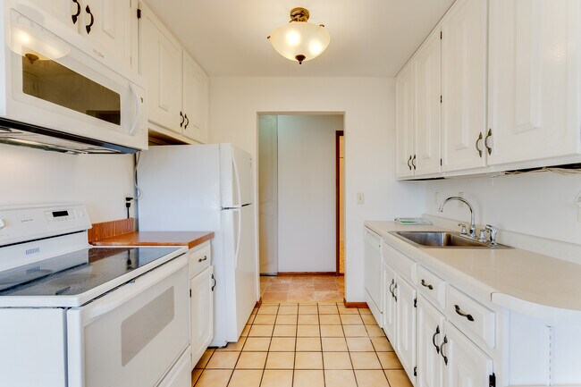 Kitchen (New dishwasher!) - 2700 Oxford St N