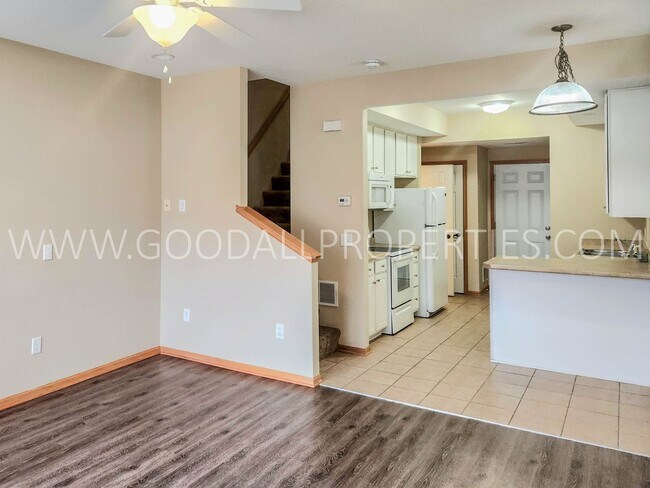Foto del edificio - 2 Bedroom 2.5 Bath Townhome In West Des Mo...