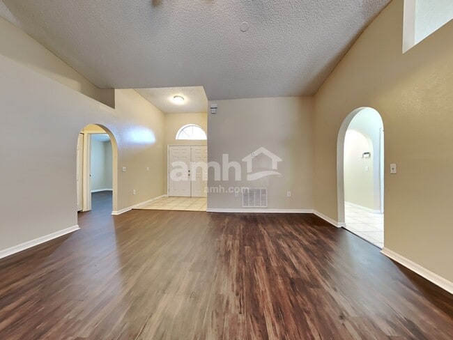 Foto del edificio - 70 Reeding Ridge Dr W