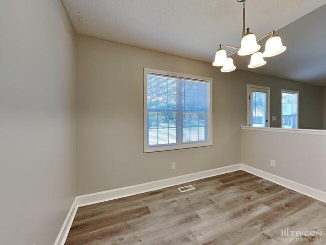 Foto del edificio - 1412 Grovewood Dr