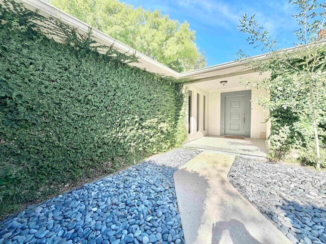 Building Photo - 205 McPherson Dr