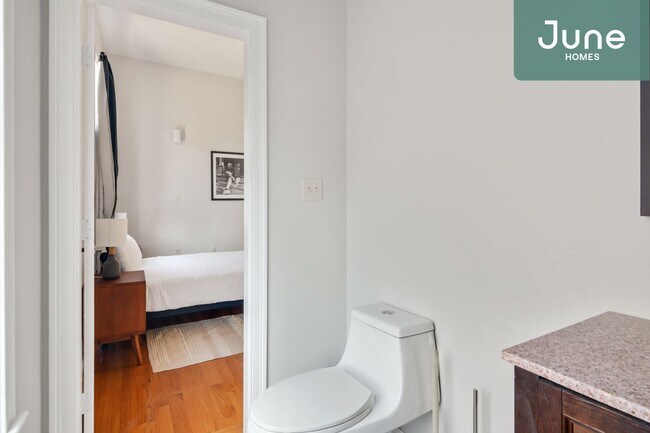 Foto del edificio - ROOM ONLY in 5-bed/2.5-bath Home