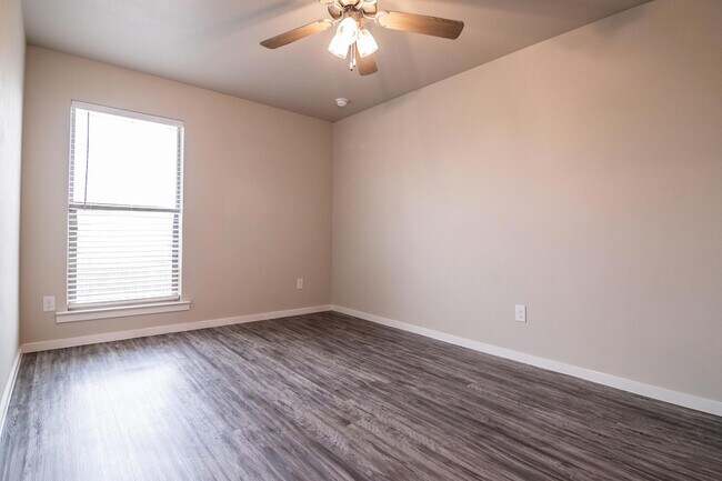 Foto del edificio - 2127 N Texas Ave