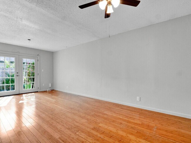 Foto del edificio - 7011 Whispering Oaks Dr