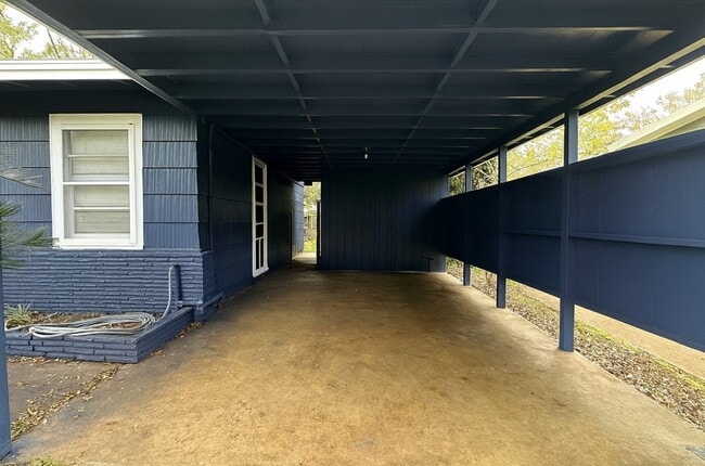 Building Photo - 502 Breezy Ln