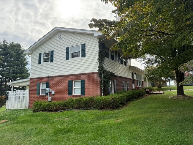 Building Photo - Spacious 4BR/2BA Tri-Level Home in Histori...