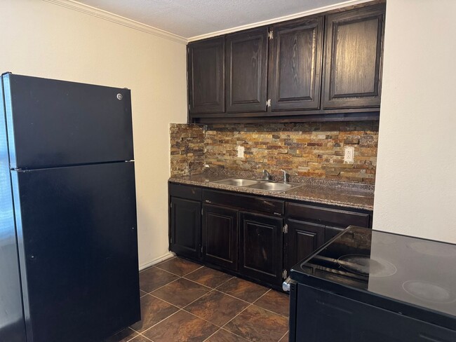 Building Photo - Newly renovated 4 bedroom home! Half off t...