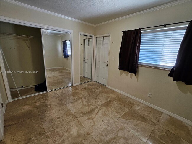 Foto del edificio - 1856 NE 46th St