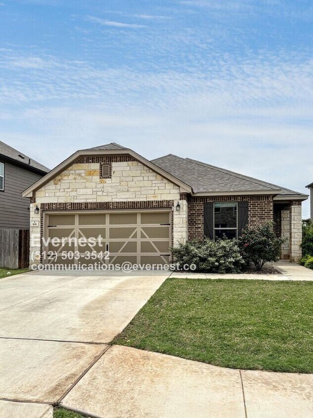 Foto principal - Beautiful 3-Bedroom Home with Fenced Yard ...