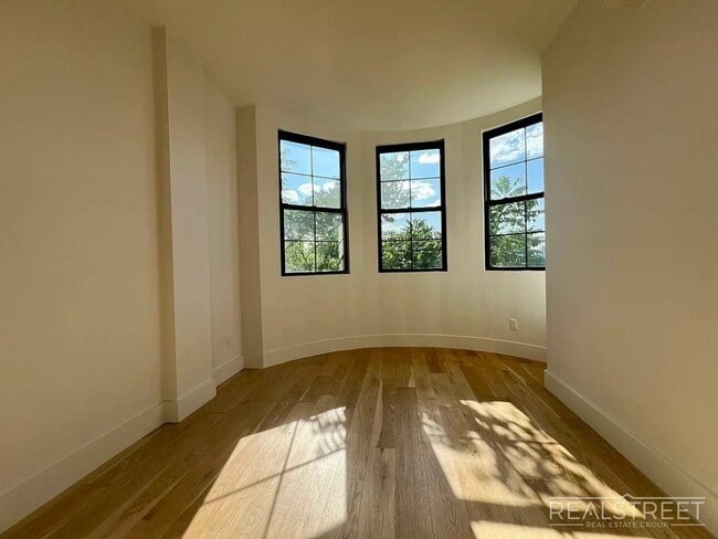 Foto del edificio - Bedford Avenue