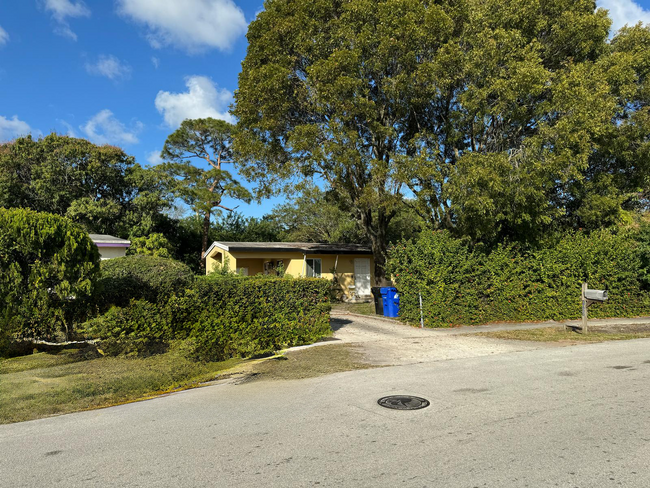 Building Photo - Nice 2-1 house with a carport and backyard