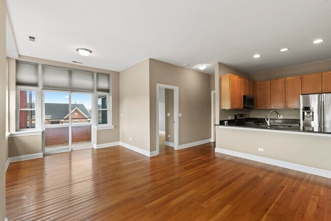 Building Photo - 2700 W Belmont Ave