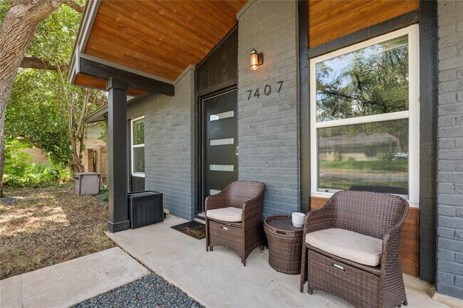 Foto del edificio - 7407 Whispering Winds Dr