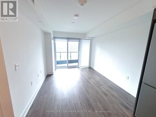 Building Photo - 585 Bloor St E