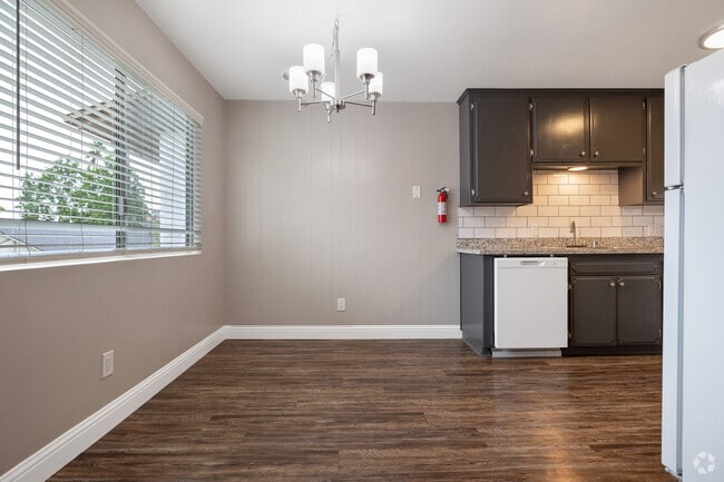 3X2 3BD, 2BA - 1200SF Breakfast Nook - Swiss Colony Apartments