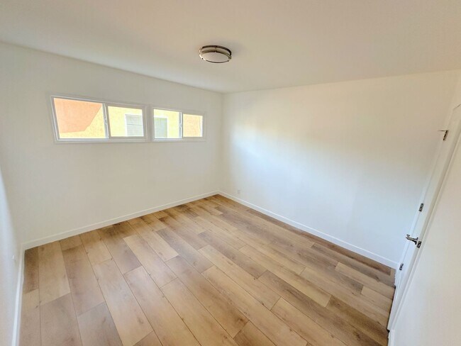 Foto del edificio - 2bd/1ba in Sherman Oaks w/ parking, washer/dryer in unit!