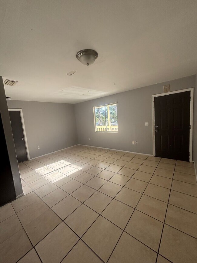 Building Photo - 929 33rd Ave W