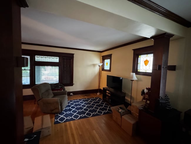 Building Photo - SINGLE FAMILY HOME! Great Location! Laundr...