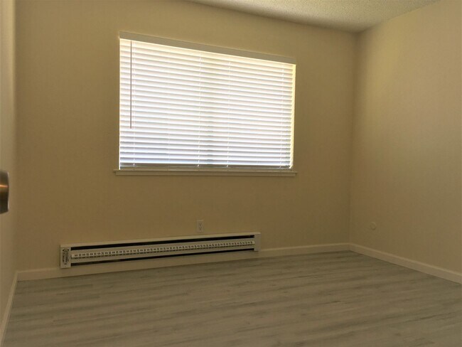 Building Photo - Nicely upgraded 2 Bedroom/1 Bathroom Condo...