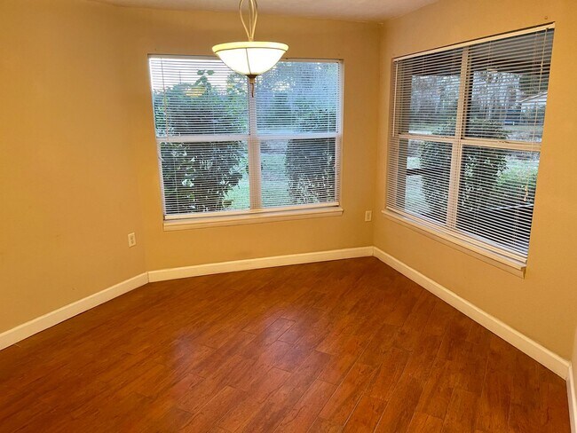 Building Photo - Two Story, Three Bedroom Townhome in Winte...
