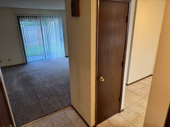 Foto del edificio - Updated 2 bedroom 1 1/2 bath duplex in Springfield!