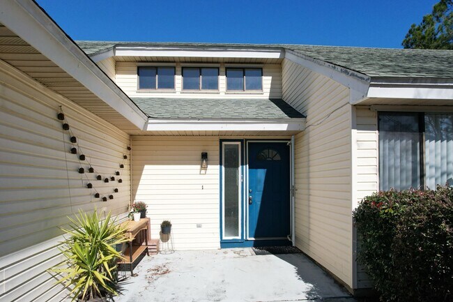 Building Photo - Pool Home in Holley By The Sea