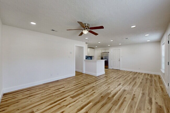 Foto del edificio - 3/2 Move-In Ready with Washer, Dryer, Refrigerator & Lawn Care Included!