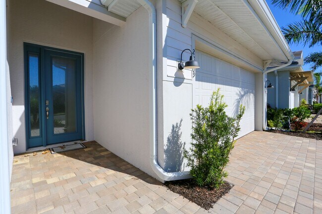 Building Photo - ** BRAND NEW MODERN 4 BEDROOM ABSOLUTELY S...